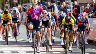 VALKENBURG - Lorena Wiebes (NED) viert onterecht haar overwinning, Marianne Vos (tweede van rechts) wint tijdens de Amstel Gold Race 2024 op 14 april 2024 in Valkenburg, Nederland. Deze eendaagse wielerwedstrijd is onderdeel van de UCI WorldTour. ANP MARCEL VAN HOORN