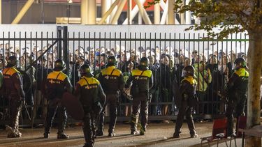 ALKMAAR - De Mobiele Eenheid bij het AFAS Stadion, na afloop van de wedstrijd AZ - Legia Warschau. Na afloop van de wedstrijd werden twee arrestaties verricht. Voorafgaand aan de wedstrijd was het ook al onrustig bij het stadion. Supporters van Legia Warschau bestormden de toegangspoort en raakten slaags met de ME. ANP MICHEL VAN BERGEN