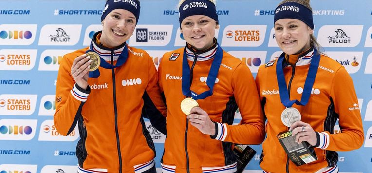 TILBURG - (l-r) Selma Poutsma (NED), Xandra Velzeboer (NED), Michelle Velzeboer (NED) tijdens de medailleuitreiking van de 500 meter tijdens de laatste dag van de Europese kampioenschappen shorttrack. Dit EK was een laatste krachtmeting voor de shorttrackers op weg naar de Olympische Spelen van Milaan. IRIS VAN DEN BROEK / ANP