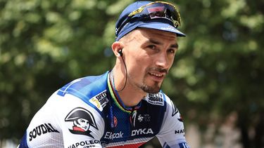 2023-07-14 12:42:30 epa10745406 French rider Julian Alaphilippe of team Soudal-Quick Step at the start of the 13th stage of the Tour de France 2023, a 138kms race from Chatillon-Sur-Charlaronne to Grand Colombier, France, 14 July 2023.  EPA/CHRISTOPHE PETIT TESSON