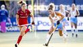 UTRECHT - Maria Verschoor van Nederland in duel tegen Judith Vandermeiren (L) van Belgie tijdens de FIH Pro League mannenhockey groepswedstrijd. ANP ROBIN VAN LONKHUIJSEN