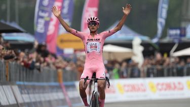 UAE Team Emirates XRG's Mexican rider Isaac Del Toro celebrates as he crosses the finish line to win the 17th stage of the 108th Giro d'Italia cycling race, 155kms from San Michele all'Adige to Bormio, on May 28, 2025. 
Luca Bettini / AFP