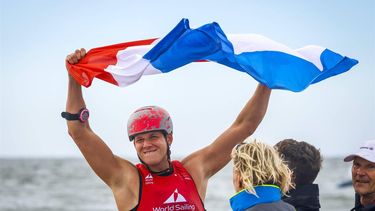 SCHEVENINGEN - Luuc van Opzeeland reageert na het winnen van de medaillerace iQfoiling tijdens de negende dag van de wereldkampioenschappen zeilen. ANP SEM VAN DER WAL