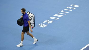 epa13283038 Daniil Medvedev of Russia leaves the court afte rbeing disqualified from his men’s semi-final singles match against Novak Djokovic of Serbia at the China Open tennis tournament in Beijing, China, 05 October 2026.  EPA/JESSICA LEE