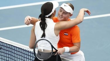 epa12624693 Eva Lys (L) of Team Germany hugs Suzan Lamens (R) of Team Netherlands after winning their Group F singles match during day three of the 2026 United Cup tennis tournament, at Ken Rosewall Arena in Sydney, Australia, 04 January 2026.  EPA/MARK EVANS  AUSTRALIA AND NEW ZEALAND OUT