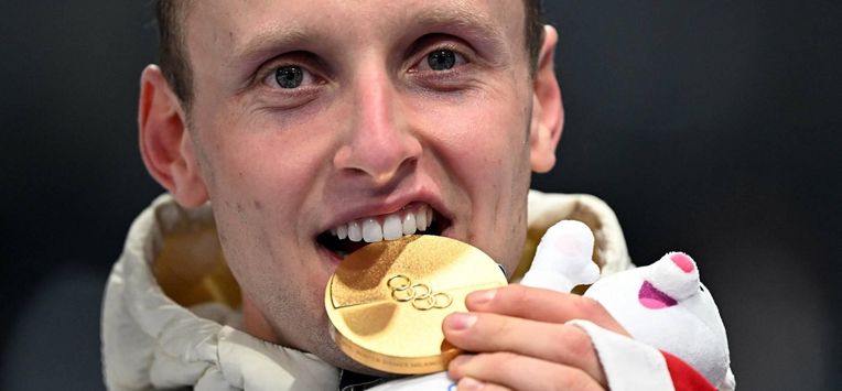 Gold medallist Norway's Sander Eitrem poses on the podium at the end of the speed skating men's 5000m during the Milano Cortina 2026 Winter Olympic Games at Milano Speed Skating Stadium in Milan on February 8, 2026. 
Gabriel BOUYS / AFP