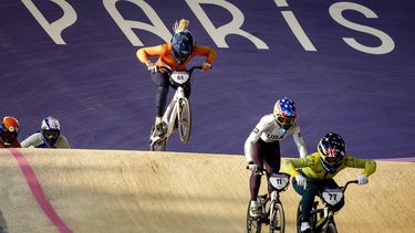 PARIJS - Manon Veenstra in actie tijdens de finales BMX op de Olympische Spelen. ANP REMKO DE WAAL