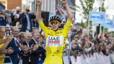 SURHUISTERVEEN - Tourwinnaar Tadej Pogacar van UAE Team Emirates wint de Profronde van Surhuisterveen. Het is voor het eerst dat de Sloveense renner van start gaat in het Friese wielercriterium. ANP VINCENT JANNINK