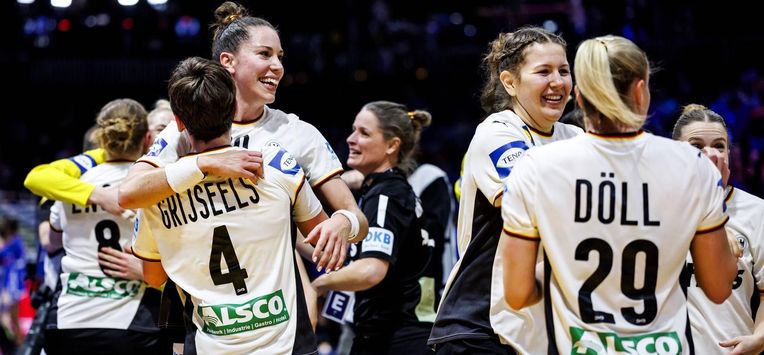 ROTTERDAM - Spelers van Duitsland vieren de overwinning na  de halve finale op het WK handbal van Duitsland tegen Frankrijk. ANP IRIS VAN DEN BROEK