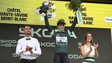 Team SD Worx - Protime's Dutch rider Lorena Wiebes celebrates on the podium her Green Jersey of Overall Best Sprinter after the 9th and final stage (out of 9) of the fourth edition of the Women's Tour de France cycling race, 124.1 km from Praz-sur-Arly to Chatel, in Chatel, eastern France on August 3, 2025. 
JULIEN DE ROSA / AFP