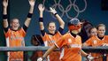 PEKING - De Nederlandse softbalsters zijn zaterdag uitgeschakeld op de Olympische Spelen. De formatie van bondscoach Liz Kelly ging met 8-0 onderuit tegen Australie. Saskia Kosterink (l) en Petra van Heijst zetten de wave in wanneer Nederland in de laatste inning voor het eerst op het eerste honk komt. ANP PHOTO ROBERT VOS