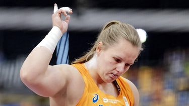 APELDOORN - Jessica Schilder  tijdens het onderdeel kogelstoten op de derde dag van het EK Indoor atletiek in Omnisport Apeldoorn. ANP ROBIN VAN LONKHUIJSEN
