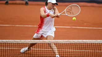 Poland's Iga Swiatek returns to US' Danielle Collins during their women's singles quarter-final tennis match on Court Suzanne-Lenglen at the Roland-Garros Stadium during the Paris 2024 Olympic Games, in Paris on July 31, 2024.  
PATRICIA DE MELO MOREIRA / AFP