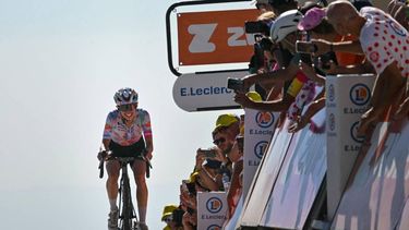 Canyon//SRAM zondacrypto's Polish rider Katarzyna Niewiadoma celebrates as she crosses the finish line to win the 7th (out of 9) stage of the fifth edition of the Women's Tour de France cycling race, 146.8 km from Voulte-sur-Rhone to The Mont Ventoux, at The Mont Ventoux, southeastern France on August 7, 2026. 
NICOLAS TUCAT / AFP
