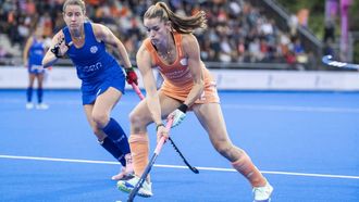 AMSTERDAM -Lidewij Welten (NED) met Agustina Solano (CHI)  tijdens de wedstrijd tussen Nederland en Chili (3-1) bij het WK hockey in het Wagener stadion, op 6 juli 2022 in Amsterdam, Nederland.  ANP KOEN SUYK
