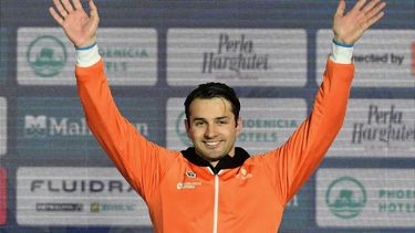 First placed Netherlands' Arno Kamminga poses on the podium after the Men's 100m Breaststroke final of the European Short Course Swimming Championships in Otopeni, on December 7, 2023. 
Daniel MIHAILESCU / AFP