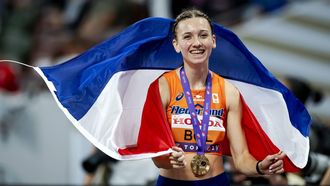 TOKIO - Femke Bol met haar gouden medaille op het onderdeel 400 meter horden tijdens de WK atletiek in het Japan National Stadium. ANP ROBIN VAN LONKHUIJSEN