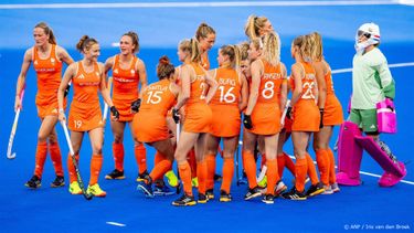 PARIJS - De Nederlandse hockeyvrouwen tijdens de groepswedstrijd tegen Duitsland op de Olympische Spelen in Frankrijk. ANP IRIS VAN DEN BROEK