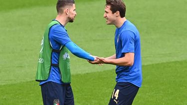 2021-07-06 20:40:27 Italy's midfielder Jorginho (L) and Italy's midfielder Federico Chiesa warm up prior to the UEFA EURO 2020 semi-final football match between Italy and Spain at Wembley Stadium in London on July 6, 2021. 
FACUNDO ARRIZABALAGA / POOL / AFP
