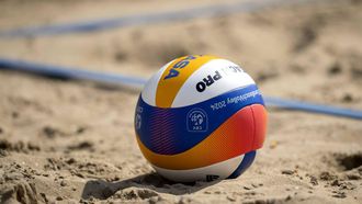 DEN HAAG - Een wedstrijdbal tijdens de halve finales (v) van het EK Beachvolleybal 2024. ANP SANDER KONING