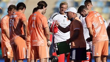 2023-08-23 17:37:22 epa10815904 Netherlands head coach Jeroen Delmee (2-R) speaks with his players in a break during the men’s group stage match between the Netherlands and Wales, at the EuroHockey Championships 2023 in Moenchengladbach, Germany, 23 August 2023.  EPA/RONALD WITTEK