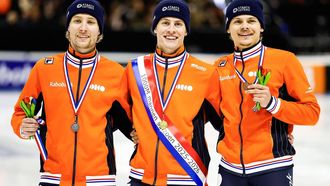 LEEUWARDEN - Winnaar Jens van ’t Wout temidden van  Friso Emons  (L) (tweede) en Melle van ’t Wout (derde) tijdens de huldiging van de finale 1000 meter op de laatste dag van het Daikin NK Shorttrack in de Elfstedenhal. VINCENT JANNINK / ANP