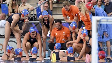2022-06-28 19:43:07 epa10039374 Dutch Head Coach Evangelos Doudesis, centre, instructs his players during the women's water polo quarterfinal match Greece vs Netherlands at the 19th FINA World Aquatics Championships in Budapest, Hungary, 28 June 2022.  EPA/Tibor Illyes HUNGARY OUT