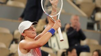 epa11382245 Iga Swiatek of Poland celebrates winning her women's singles third round match against Marie Bouzkova of Czech Republic at the French Open Grand Slam tennis tournament at Roland Garros in Paris, France, 31 May 2024.  EPA/TERESA SUAREZ
