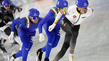 epa11162509 Bart Swings (3) of Belgium leads the pack in the Men’s Mass Start event at the ISU World Speed Skating Single Distances Championships in Calgary, Canada, 17 February 2024.  EPA/TODD KOROL