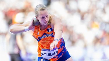 PARIJS - Jessica Schilder in actie tijdens de halve finale kogelstoten vrouwen tijdens de olympische atletiekwedstrijden. ANP IRIS VAN DEN BROEK