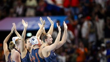 PARIJS - Nederlandse waterpolosters vieren feest na het winnen van de kwartfinale tegen Italie op de Olympische Spelen. ANP REMKO DE WAAL