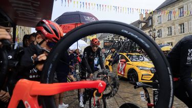 epa11461796 British rider Ben Turner of INEOS Grenadiers gets ready ahead of the eighth stage of the 2024 Tour de France cycling race over 183km from Semur-en-Auxois to Colombey-les-Deux-Eglises, France, 06 July 2024.  EPA/GUILLAUME HORCAJUELO