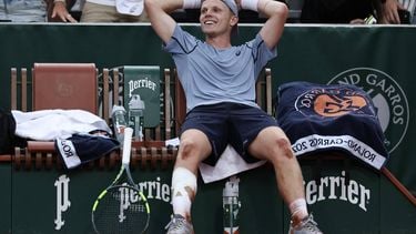 Netherlands' Jesper de Jong celebrates his victory over Karen Khachanov during their men's singles match on day 6 of the French Open tennis tournament at the Roland-Garros Complex in Paris on May 29, 2026. 
Anne-Christine POUJOULAT / AFP