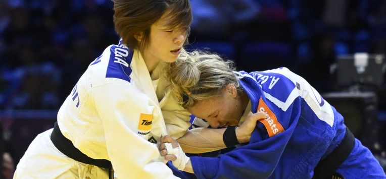 Japan's Wakana Koga (white) competes against Netherlands' Amber Gersjes in the women's under 48 kg round of 16 at the World Judo Championships in Baku on October 4, 2026. 
Alexander NEMENOV / AFP