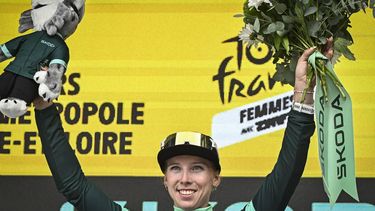 Team SD Worx - Protime’s Dutch rider Lorena Wiebes celebrates on the podium with the best sprinter's green jersey after the 3rd stage (out of 9) of the fourth edition of the Women's Tour de France cycling race, 163.5 km from La Gacilly to Angers, in Angers, western France on July 28, 2025. 
JULIEN DE ROSA / AFP