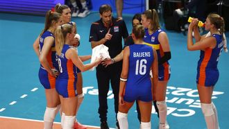 epa10810479 Head coach of Netherlands Felix Koslowski (C) and players during the EuroVolley 2023 pool D volleyball match between Netherlands and Estonia, in Tallinn, Estonia, 20 August 2023.  EPA/TOMS KALNINS