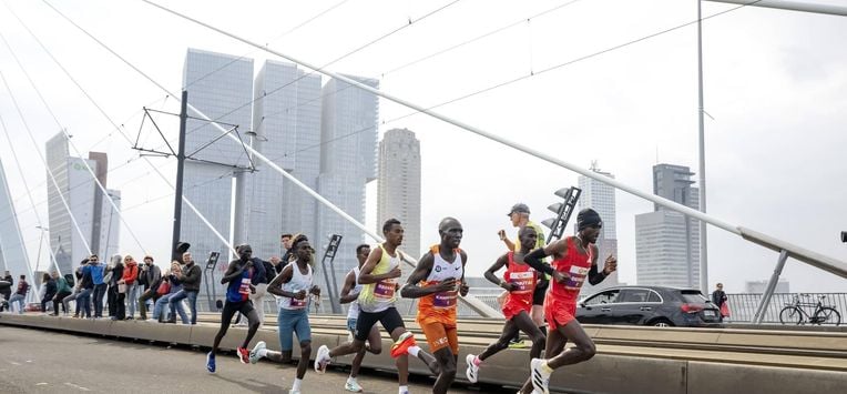ROTTERDAM - De kopgroep komt voor de tweede keer de Erasmusbrug over tijdens de 44e editie van de marathon van Rotterdam. ANP ROBIN UTRECHT