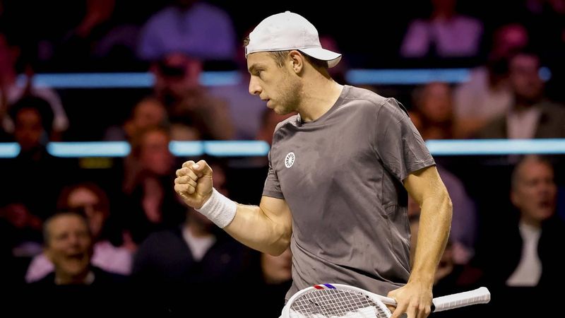 ROTTERDAM - Tallon Griekspoor in actie tegen Félix Auger-Aliassime tijdens de kwartfinale op de vijfde dag van het ABN AMRO tennistoernooi in Ahoy Rotterdam. BAS CZERWINSKI / ANP