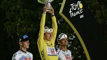 Overall winner UAE Team Emirates - XRG's Slovenian rider Tadej Pogacar celebrates on the on the podium with second-placed Red Bull - BORA - hansgrohe team's Belgian rider Remco Evenepoel and third-placed UAE Team Emirates - XRG's Mexican rider Isaac Del Toro after the 21st stage of the 113th edition of the Tour de France cycling race, 88,7 km starting and finishing in Paris, on July 26, 2026. 
Loic VENANCE / AFP