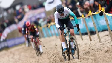 Dutch Joris Nieuwenhuis competes in the men elite race of the 'Noordzeecross' cyclocross cycling event in Middelkerke, the eighth and last race of the Superprestige competition, on February 8, 2025. 
DAVID PINTENS / Belga / AFP