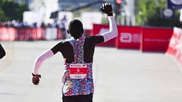 epa12449027 Jacob Kiplimo of Uganda gestures after winning the Chicago Marathon in Chicago, Illinois, USA, 12 October 2025. Some 53 thousand runners participated in the 2025 Chicago Marathon.  EPA/MATT MARTON