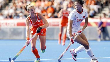AMSTELVEEN - Xan de Waard van Nederland in duel met Hong Li van China tijdens de wedstrijd op het WK hockey tussen Nederland en China in het Wagener Stadion. BAS CZERWINSKI / ANP