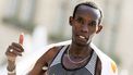ROTTERDAM - Marius Kimutai uit Kenia gaat als eerste over de finish tijdens de NN Marathon Rotterdam. ANP MARCO DE SWART
