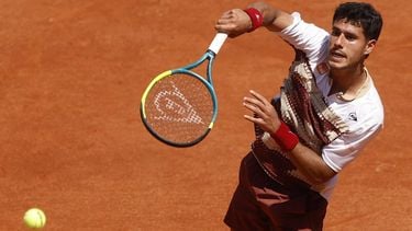 epa12999846 Adolfo Daniel Vallejo of Paraguay in action during his Men's 2nd round match against Moise Kouame of France at the French Open Grand Slam tennis tournament at Roland Garros in Paris, France, 28 May 2026.  EPA/YOAN VALAT