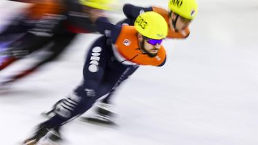 HEERENVEEN - Sjinkie Knegt in actie in de halve finale 1000 meter op de derde en laatste dag van de Dutch Open Shorttrack in Thialf. De Nederlandse schaatsers kunnen bij de DOS weer punten verdienen voor kwalificatie voor de eerste twee World Tour-wedstrijden. ANP VINCENT JANNINK