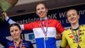 EDE - Kampioen Lorena Wiebes temidden van Charlotte Kool (tweede) (l) en Nienke Veenhoven (derde) tijdens de huldiging na het winnen tijdens de Nederlandse kampioenschappen wielrennen bij de vrouwen op de weg. ANP VINCENT JANNINK