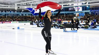 HEERENVEEN - Jutte Leerdam juicht na het winnen van het Nederlandse kampioenschap sprint schaatsen tijdens de tweede dag in Thialf. ANP VINCENT JANNINK