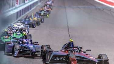 epa12028002 Nyck De Vries of Team Mahidra Racing Formula E Team (R) in action during the Miami E-Prix at the Homestead Miami Speedway in Homestead, Florida, USA, 12 April 2025.  EPA/CRISTOBAL HERRERA-ULASHKEVICH