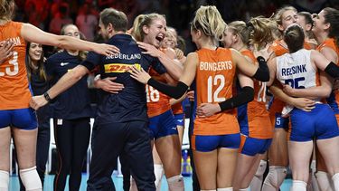 2023-09-03 18:20:58 Netherland's head coach Felix Koslowski (2ndL) embraces Marrit Jasper (C) as teammates  celebrate winning the Women's EuroVolley 2023 finals bronze volleyball match against Netherlands and Italy in Brussels on September 3, 2023.  
JOHN THYS / AFP