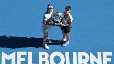 epa11109692 Su-Wei Hsieh (R) of Chinese Taipei and Elise Mertens (L) of Belgium pose for photos with the winners trophy following the Women’s Doubles final against Lyudmyla Kichenok of Ukraine and Jelena Ostapenko of Latvia on Rod Laver Arena on Day 15 of the 2024 Australian Open at Melbourne Park in Melbourne, Australia, 28 January 2024.  EPA/JAMES ROSS AUSTRALIA AND NEW ZEALAND OUT